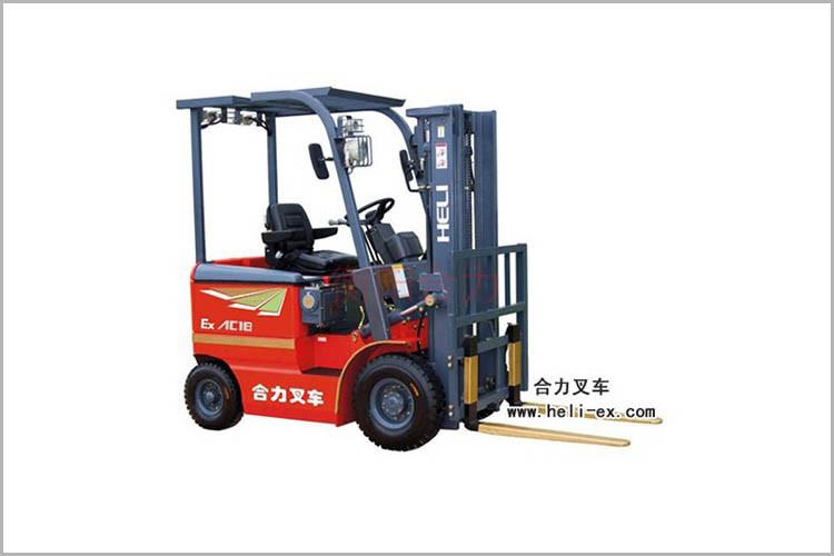 濟寧叉車工作后需要將貨叉降置地面，門架要回復原位(正中垂直)，目的是為了讓液壓系統獲得卸荷保護